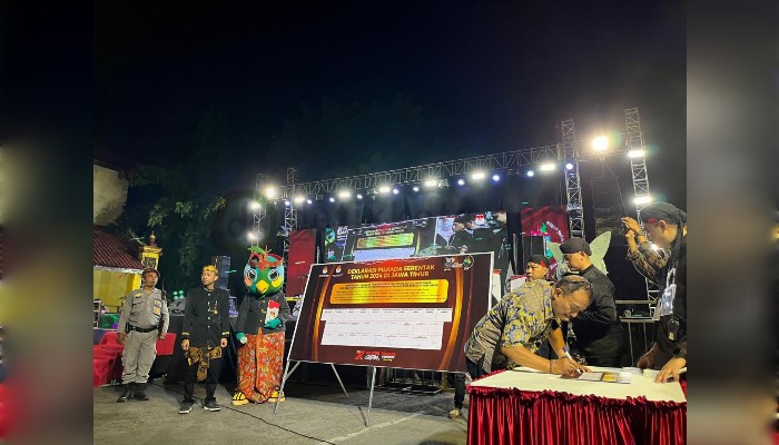 Sejumlah politisi Partai Politik saat melakukan deklarasi pemilu damai di acara Kirab Maskot Si Jalih dan Si Busok KPU Provinsi Jawa Timur dan KPU Kabupaten Sumenep.