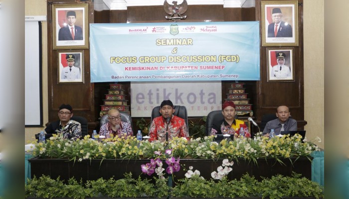 Bupati Sumenep, Dr. H. Achmad Fauzi Wongsojudo, SH, MH (Tengah) dan Kepala Bappeda Sumenep, Dr. Ir. Arif Firmanto, S.TP., M.Si (Dua dari Kiri) saat Seminar dan Forum Group Discussion (FGD) kemiskinan di ruang rapat Potre Koneng, Kantor Bappeda Sumenep, Kamis (1/8).