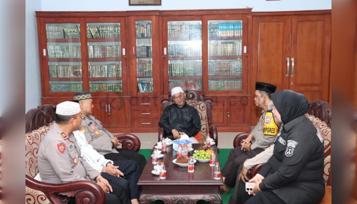 Kapolres Sumenep AKBP Henri Noveri Santoso, didampingi Pejabat Utama, saat berkunjung dan bersilaturahmi dengan Pengasuh Pondok Pesantren (Ponpes) Al-Karimiyyah KH. A. Busyro Karim, Kamis (01/08/2024).