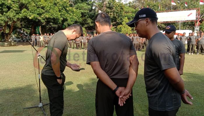 Komandan Kodim 0826/Pamekasan, Letkol Inf Herik Prasetiawan, saat melakukan pengecekan acak terhadap HP prajurit saat pelaksanaan apel pagi di Lapangan Apel Makodim 0826/Pamekasan.