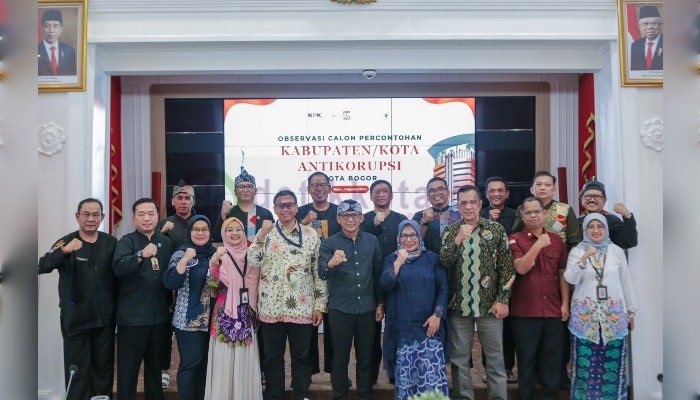 Pj Wali Kota Bogor, Hery Antasari (tengah) usai acara observasi KPK.