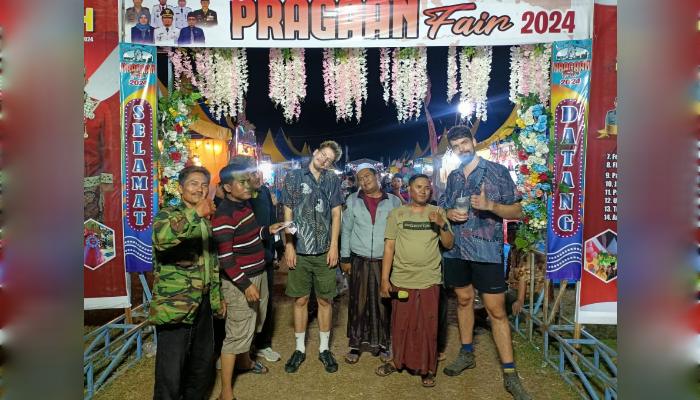 Turis asing asal Belanda dan warga setempat di Pragaan Fair 2024.