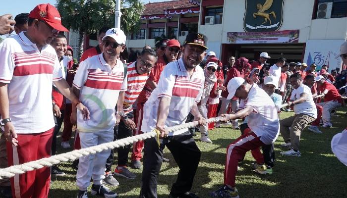 Bupati Achmad Fauzi Wongsojudo di sela-sela pembukaan lomba dalam memeriahkan HUT Kemerdekaan RI di Halaman Kantor Bupati, Senin (5/8/2024).