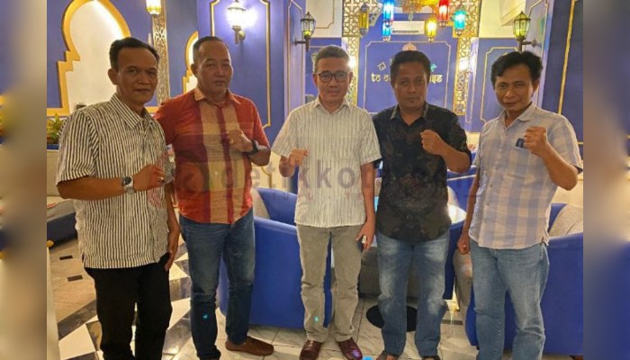KH Muhammad Bin Mu'afi Zaini atau Gus Mamak  (Tengah), bersama pengurus DPC Projo Sampang.