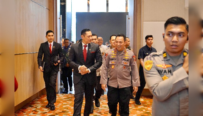 Menteri AHY, Kapolri Listyo Prabowo (tengah), usai penandatanganan perjanjian kerjasama dengan Polri.