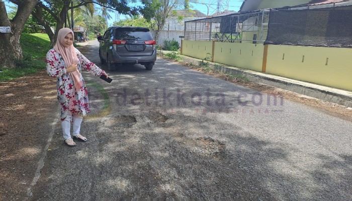 Dok/ YARA, Febby memperlihatkan kondisi jalan rusak, tepatnya di Gampong Ateuk Jawo, Kecamatan Baiturrahman, Kota Banda Aceh, Selasa, (6/8).