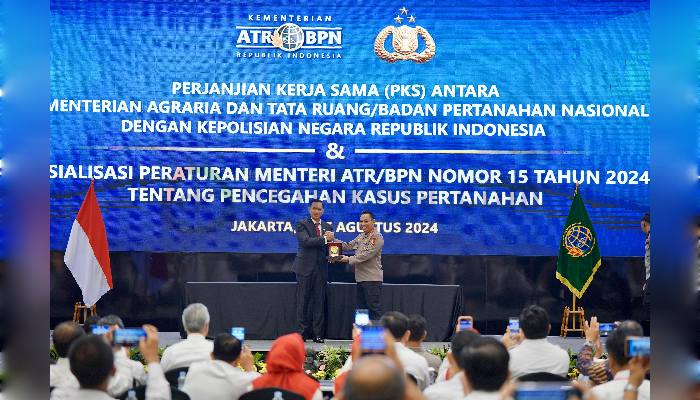 Menteri AHY, Kapolri Listyo Prabowo, saat penandatanganan perjanjian kerjasama.