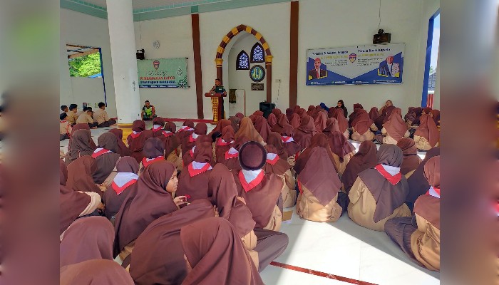 Kapten Inf Syawaluddin (Danramil 06/Peusangan) memberikan materi Wasbang kepada santriwan dan santriwati baru Pesantren Umul Quro
