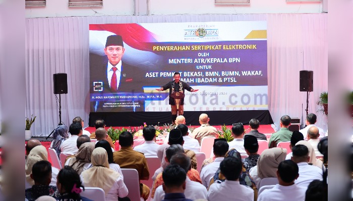 Menteri AHY saat acara peresmian dan penandatanganan prasasti revitalisasi ruang pelayanan pertanahan Kantah Kota Bekasi