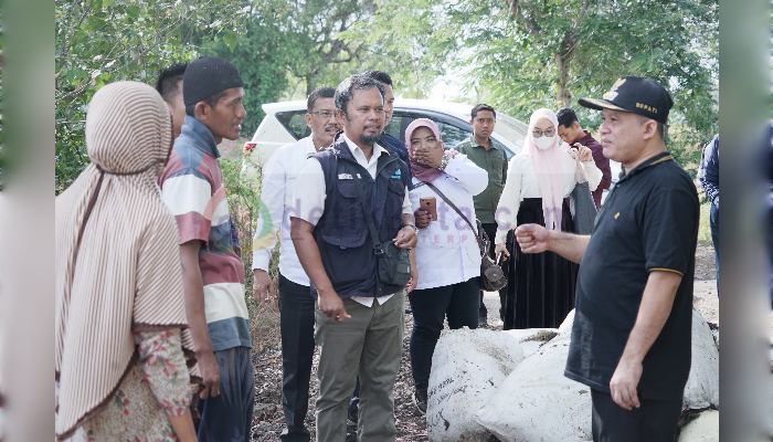 Pj Bupati Sampang Rudi Arifiyanto saat menyalurkan 7 ton benih rumput laut yang ditebar di tambak pembudidaya ikan bandeng di Desa Asam Nonggal Kec Jrengik, Sampang.