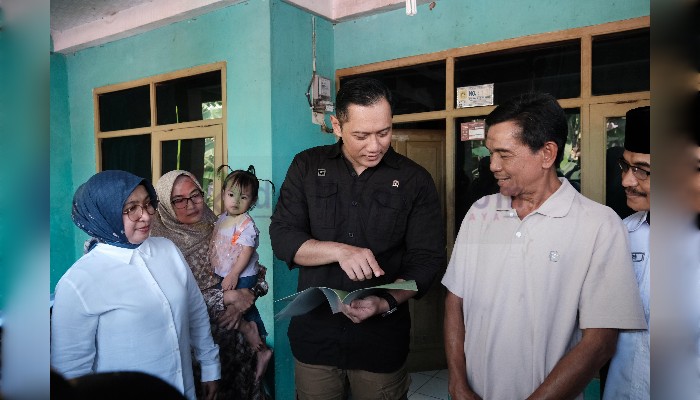 Menteri AHY (tengah) saat menyerahkan sertifikat tanah kepada Buruh Harian Lepas yang sudah mendiami tanah selama 16 tahun.