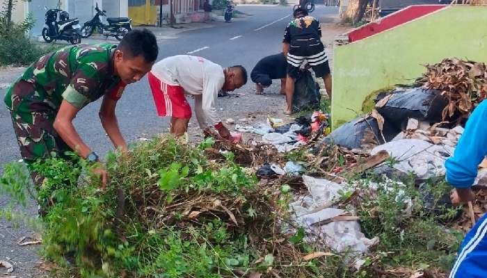Babinsa Desa Bandungan Koramil 0826-05 Larangan, Serda M. Nurhidayat, saat melaksanakan kegiatan bersih-bersih kampung di Dusun Duko, Desa Bandungan.