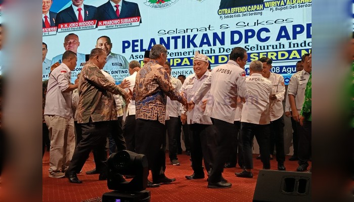HM Ali Yusuf Sirega saat memberikan ucapan selamat kepada pengurus DPC APDESI Deli Serdang yang baru dilantik, di Graha  Bhineka Perkasa Jaya, Kamis (8/8/2024).