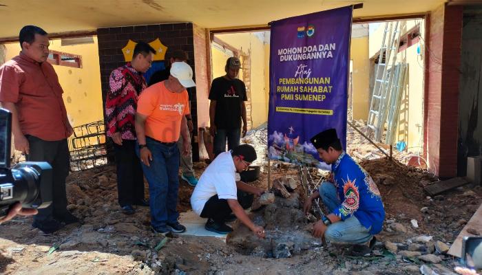Bupati Sumenep, Achmad Fauzi Wongsojudo saat meletakkan batu pertama untuk pembangunan Rumah Sahabat PMII (Pergerakan Mahasiswa Islam Indonesia) Sumenep di Jalan Kamboja, Kota Sumenep.