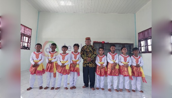 Sejumlah pelajar SD Madat yang di apit pelatih (syekh) Abakar AR saat berlatih seni tarian Seudati Aceh.
