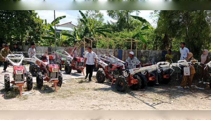 Pembagian Handtraktor pada 27 kelompok tani tembakau. Pembagian Handtraktor dihalaman Dinas Pertanian Sampang.