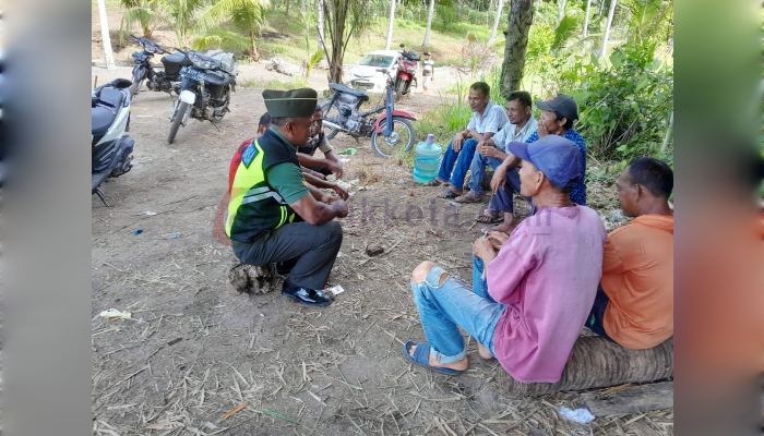 Sertu Jafaruddin Babinsa Posramil Kuta Blang, Komsos dengan warga Desa binaan.