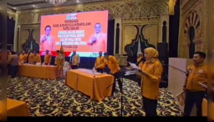 DPP Partai Hanura memberikan rekomendasi pada pasangan Cabup dan Cawabup KH Muhammad Bin Mu'afi Zaini (Gus Mamak) dan H Abdullah Hidayat (Haji Ab), pada kontestasi Pilkada Sampang Tahun 2024. (FT/DPC Partai Hanura Sampang)
