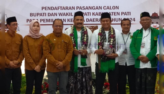Pasangan Budiyono-Novi Yulianto diusung PPP dan PAN saat mendaftar Pilkada 2024 di KPU Kabupaten Pati.