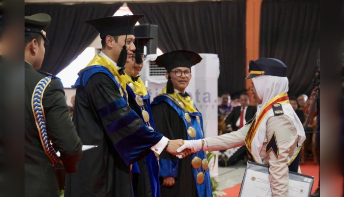 Menteri AHY saat mengapresiasi Reza Nur Amrin dan Rindi Ayu Sartika, sebagai lulusan terbaik Sekolah Tinggi Pertanahan Nasional (STPN) Tahun Akademik 2023/2024