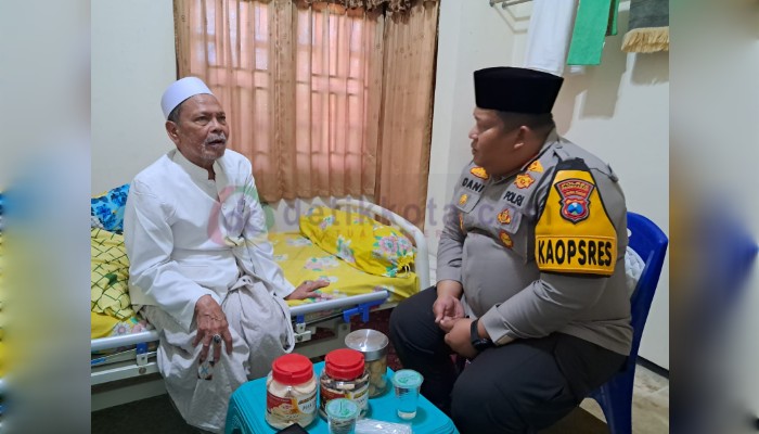 Kapolres Pamekasan AKBP Jazuli Dani Iriawan  saat melaksanakan silaturahmi ke Pondok Pesantren Miftahul Panyepen