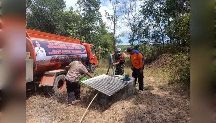 Babinsa Desa Palengaan Laok, Koptu Imam Hambali, bersama BPBD Kabupaten Pamekasan,saat  melakukan aksi nyata dengan menyalurkan bantuan air bersih kepada warga Dusun Sekgersek, Desa Palengaan Laok.