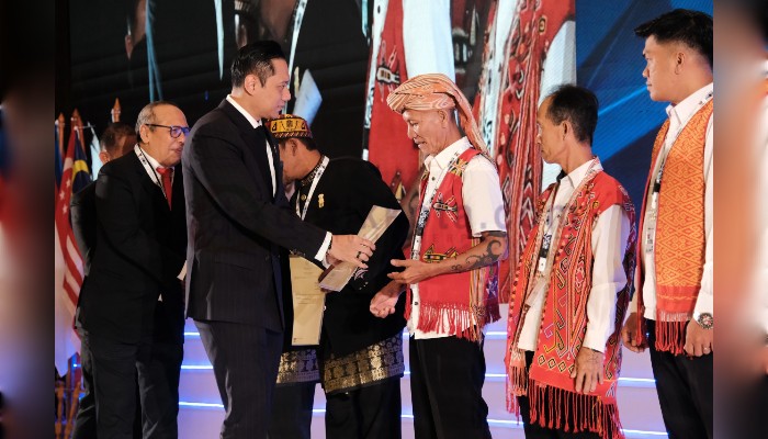 Menteri AHY saat menyerahkan langsung sertifikat untuk tanah ulayat