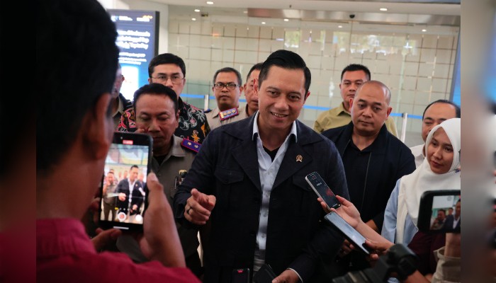 AHY saat wawancara dengan awak media