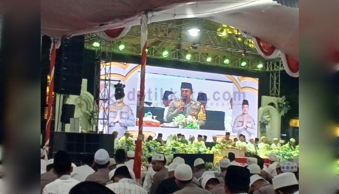 Mapolres Sampang menggelar acara Maulid Nabi Muhammad SAW dan Istighosah Pilkada damai, mengundang dua pasangan Cabup dan Cawabup KH Muhammad Bin Mu'afi Zaini (Kyai Mamak) dan H Abdullah Hidayat (Mas Ab) serta H Slamet Junaidi dan H Ahmad Mahfud. (FT/Nor/SI)