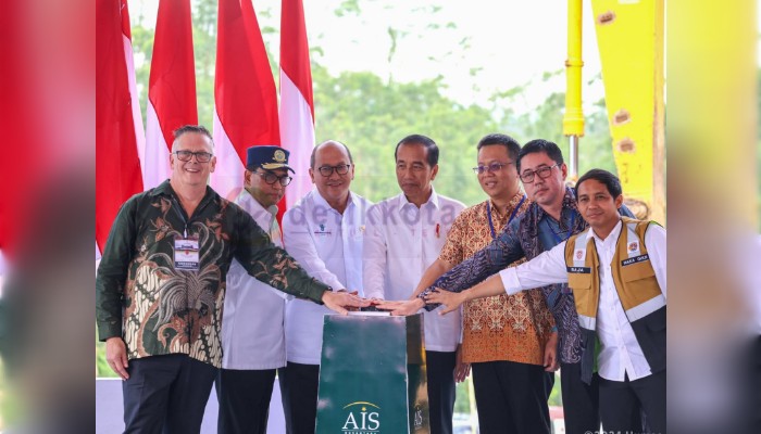 Presiden Jokowi groundbreaking AIS Nusantara di IKN didampingi Menteri Perhubungan Budi Karya Sumadi (dua dari kiri) dan Principal Australian Independent School Jakarta, Craig Eldred (paling kiri) serta pejabat terkait lainnya