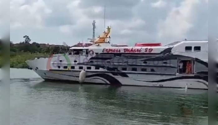 Kapal cepat Ekspress Bahari bersandar di Pelabuhan Kalianget, Sumenep, Jawa Timur.