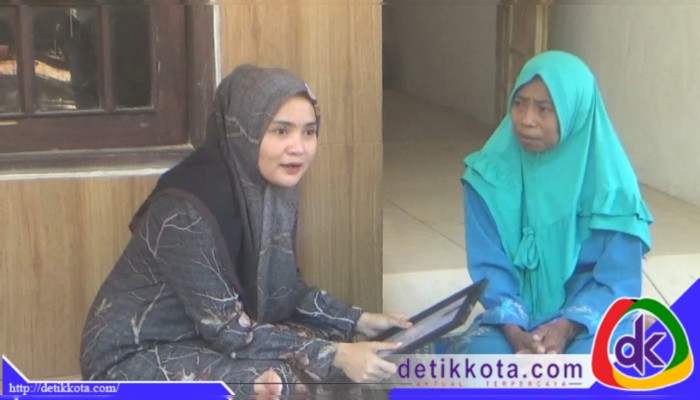 Nia Kurnia Fauzi (jilbab hitam) takziyah ke rumah korban KDRT yang dipukuli suami hingga tewas di Desa Lenteng Timur, Kecamatan Lenteng, Sumenep, Jawa Timur, Rabu (09/10/2024).