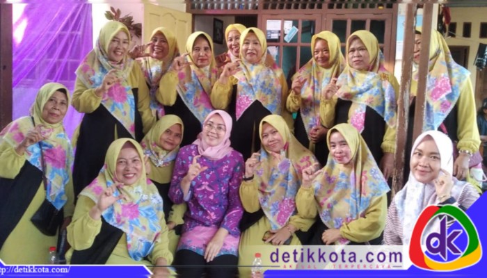Ambu Anne bersama emak-emak warga Cimaung, Purwakarta.