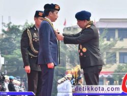 10 Tahun Berjasa, Presiden Jokowi Terima Penghargaan Loka Praja Samrakshana dari Kapolri