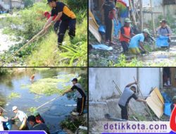 Antisipasi Banjir, Kapolres Sumenep Membersihkan Aliran Sungai Marengan
