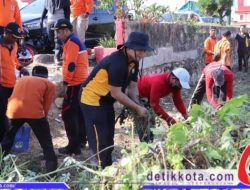 Harapkan Menjadi Contoh Bagi Masyarakat, Kapolres Sumenep Bersama Instansi Terkait Bersihkan Selokan Jalan Raya Sumenep