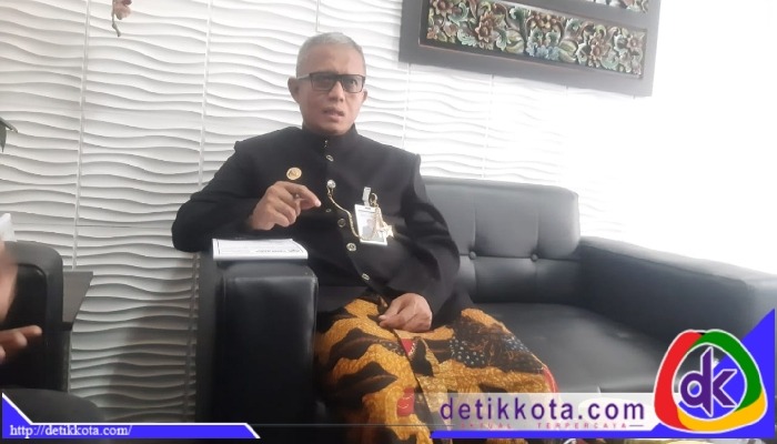 Direktur Utama BPRS Bhakti Sumekar Kabupaten Sumenep, H Hairil Fajar, saat diwawancarai di ruangannya.