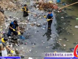 Tepat di Hari Pahlawan, PMII Pragaan Bersihkan Tumpukan Sampah di Sungai Jerman