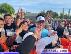 Cabup Fauzi Diserbu Emak-emak Saat Senam Bareng di Stadion A Yani
