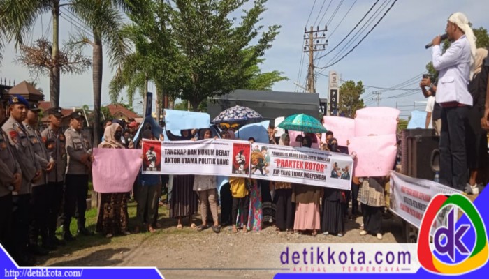 Gerakan Aliansi Masyarakat Bireuen melakukan unjuk rasa menuntut pelaku utama money politik dihukum.