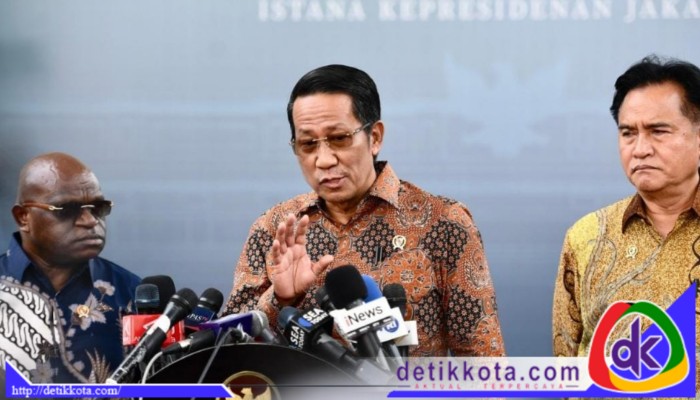 Menteri Hukum Supratman Andi Agtas memberikan keterangan pers kepada awak media usai rapat di kompleks Istana Kepresidenan Jakarta, pada Jumat (13/12/2024). Foto: BPMI Setpres
