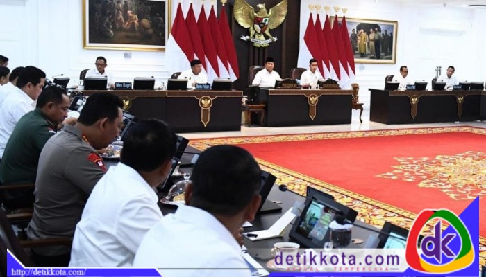Presiden Prabowo Subianto memimpin rapat terbatas bersama sejumlah menteri Kabinet Merah Putih di Ruang Sidang Kabinet, Kantor Presiden Jakarta, pada Senin (16/12/2024).