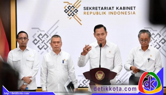 Menteri Koordinator Infrastruktur dan Pembangunan Kewilayahan Agus Harimurti Yudhoyono (AHY) memberikan keterangan pers kepada awak media di kompleks Istana Kepresidenan Jakarta, usai mengikuti rapat terbatas yang dipimpin Presiden Prabowo Subianto terkait persiapan menghadapi Nataru, pada Senin (16/12/2024).