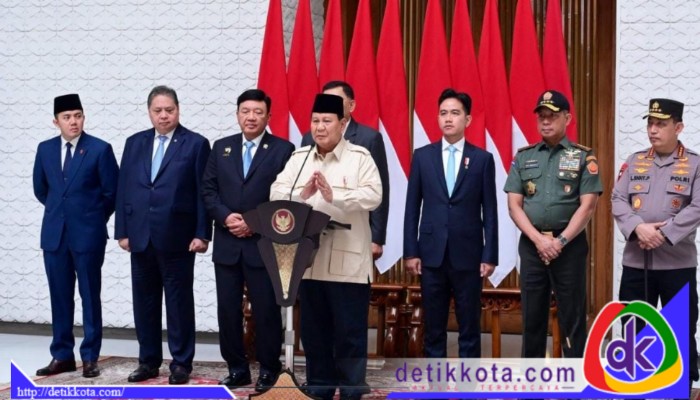 Presiden Prabowo Subianto memberikan keterangan pers kepada awak media sebelum bertolak menuju Mesir, pada Selasa (17/12/2024), di Pangkalan TNI AU Halim Perdanakusuma Jakarta.