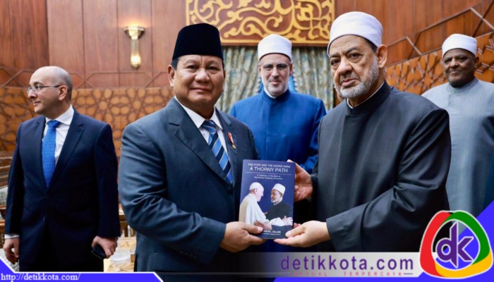 Presiden Republik Indonesia, Prabowo Subianto, melakukan pertemuan dengan Grand Syekh Al-Azhar, Imam Akbar Ahmed Al-Tayeb, di Mashiaket Al-Azhar, Kairo, pada Rabu (18/12/2024).