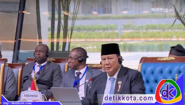 Presiden Prabowo Subianto menyampaikan pidatonya pada sesi khusus Konferensi Tingkat Tinggi (KTT) Ke-11 Developing Eight (D-8) di Istana Kepresidenan New Administrative Capital, Kairo, Mesir, pada Kamis (19/12/2024). 