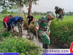 Danramil Ngemplak Pimpin Pembersihan Irigasi Bersama Warga Desa Sawahan  Enam anggota Koramil 11/Ngemplak Kodim