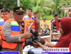 Kapolres Sampang Berikan Bantuan Kepada Korban Banjir Luapan Sungai Kamuning
