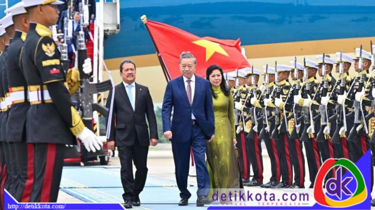 Sekretaris Jenderal Komite Sentral Partai Komunis Viet Nam (PKV), To Lam beserta Ibu Ngo Phu'o'ng Ly tiba di Pangkalan TNI AU Halim Perdanakusuma, Jakarta, pada Minggu (09/03/2025) pukul 13.15 WIB.