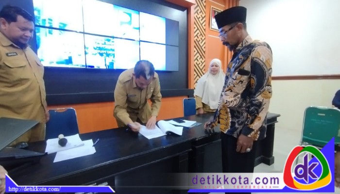 Kepala Dinas PUTR Eri Susanto saat melakukan penandatanganan penjanjian kontrak Swakelola program pambangunan pengeboran air bersih.